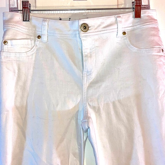 NWOT - INC DENIM, Skinny Leg. Optic White. Size: 6. Beautiful. Never Worn!! - Picture 2 of 9